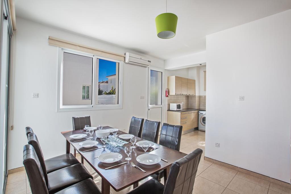 Avra Villas Paralimni Bilik gambar